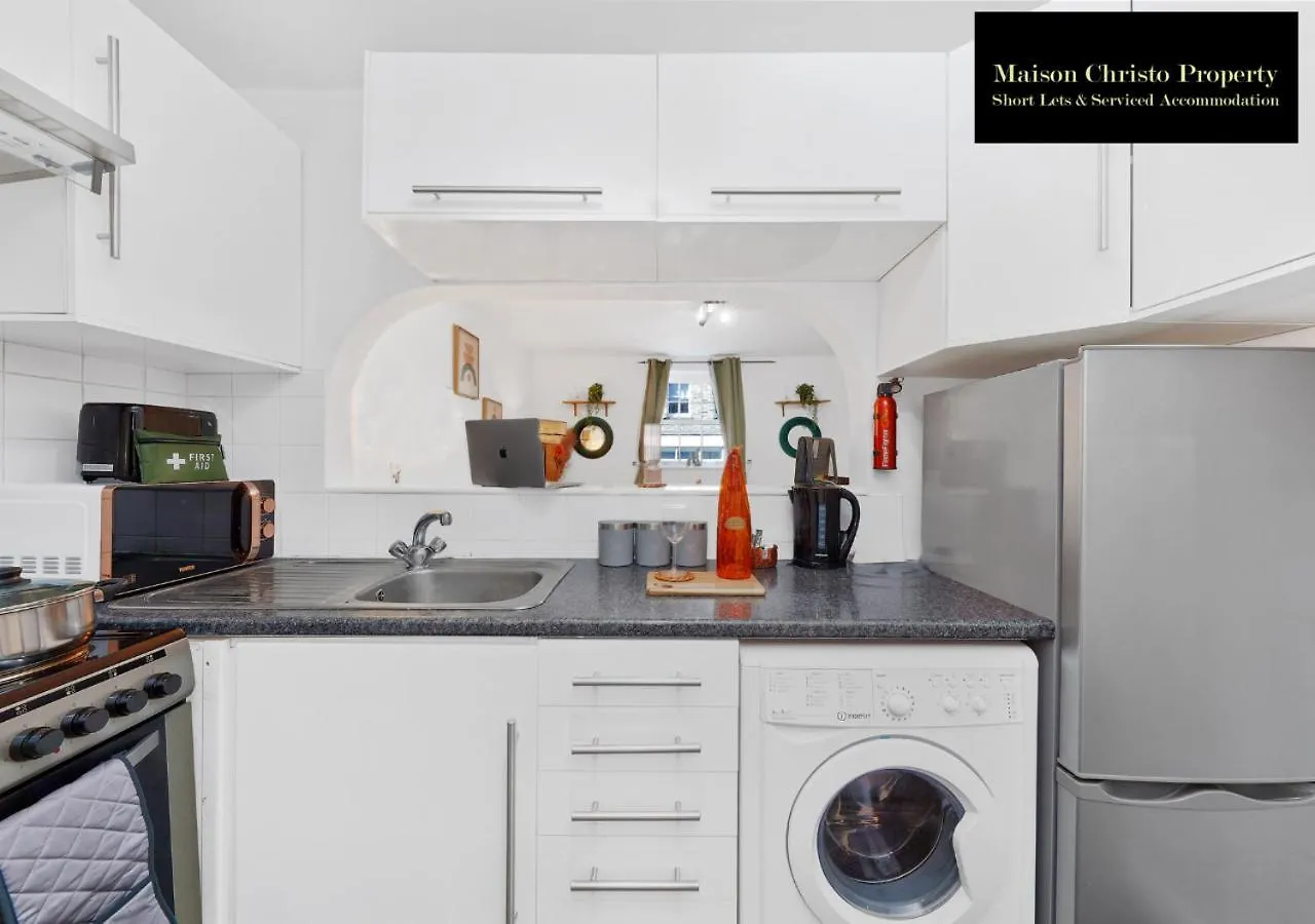 Kirkwall Apartment: Cozy 1-Bedroom with Wi-Fi by Maison Christo London United Kingdom