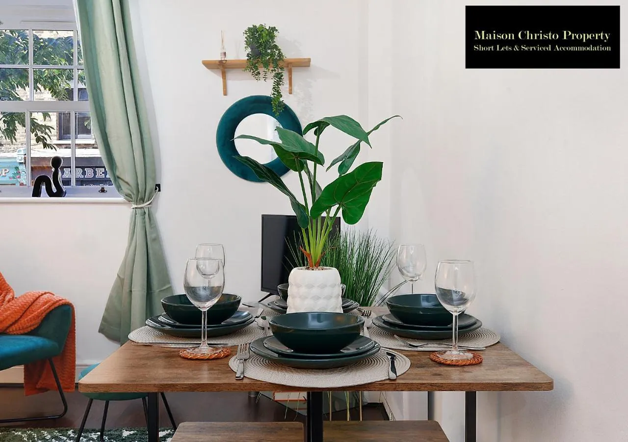 Kirkwall Apartment: Cozy 1-Bedroom with Wi-Fi by Maison Christo London 0*,  United Kingdom