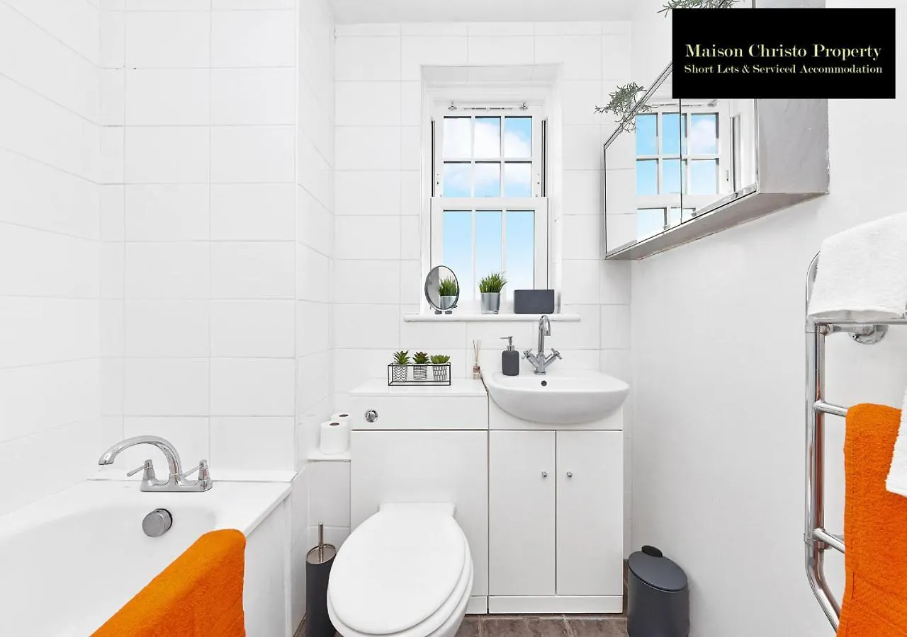 Kirkwall Apartment: Cozy 1-Bedroom with Wi-Fi by Maison Christo London United Kingdom