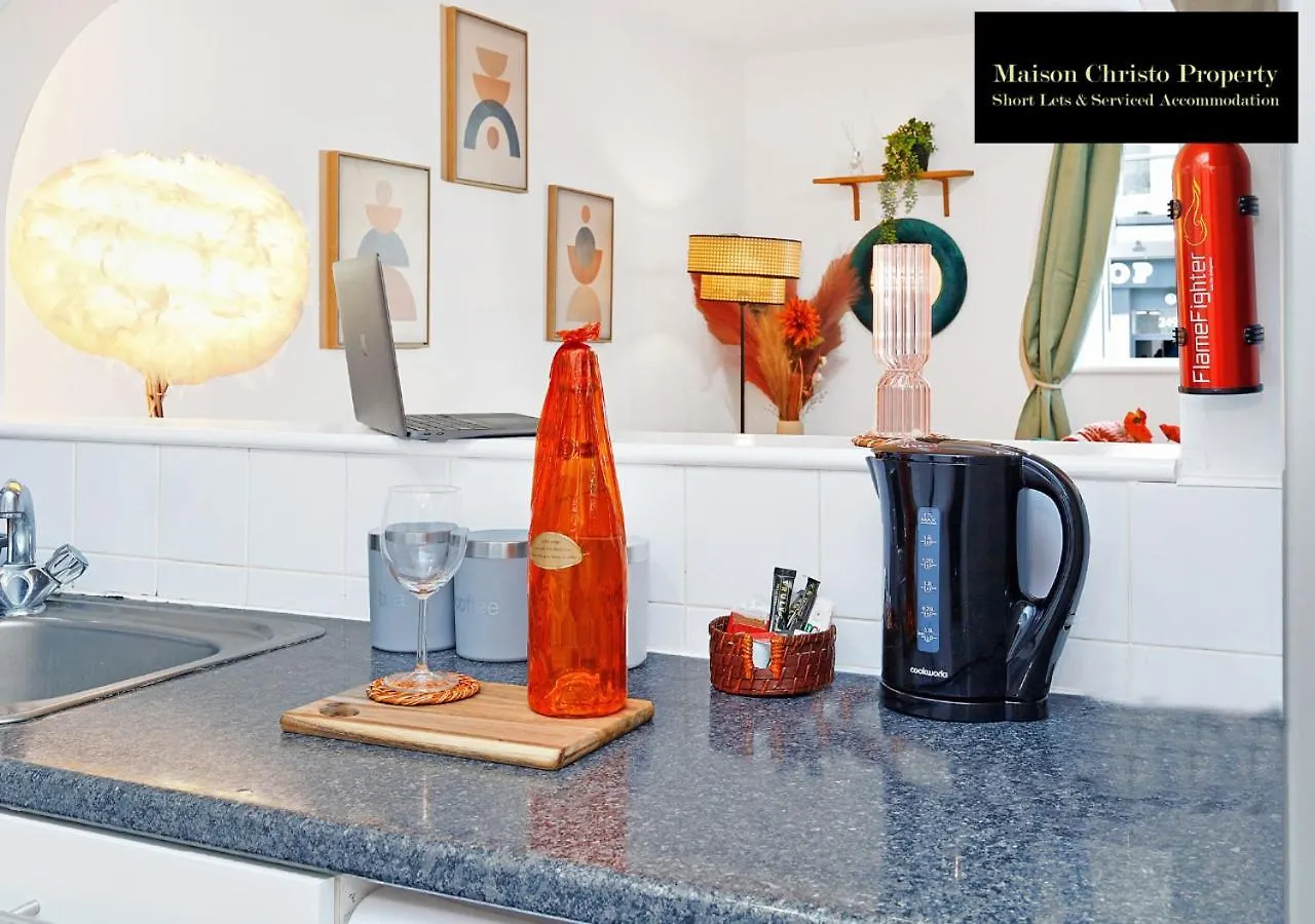 Kirkwall Apartment: Cozy 1-Bedroom with Wi-Fi by Maison Christo London Apartment