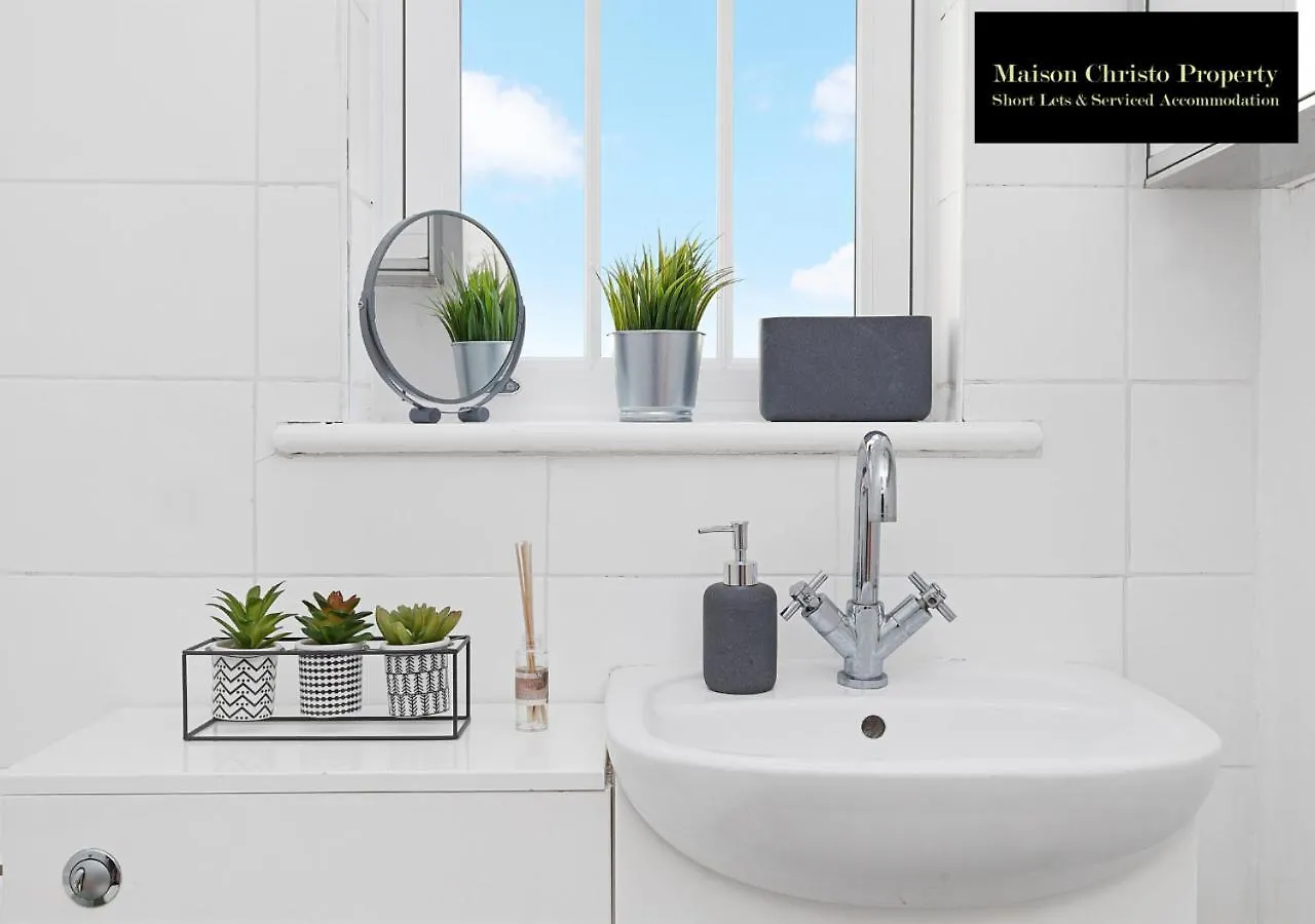Kirkwall Apartment: Cozy 1-Bedroom with Wi-Fi by Maison Christo London