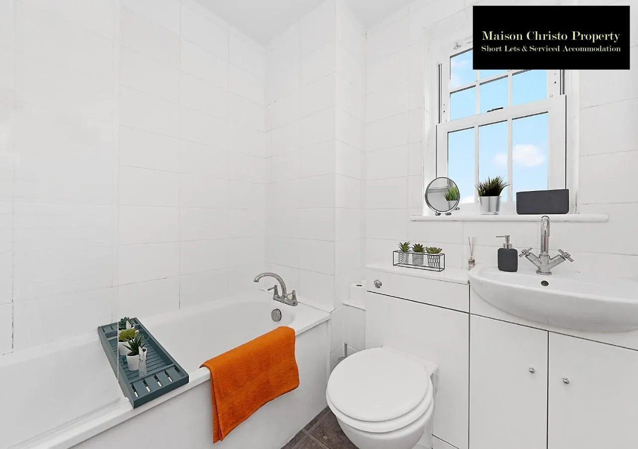 Kirkwall Apartment: Cozy 1-Bedroom with Wi-Fi by Maison Christo London Apartment