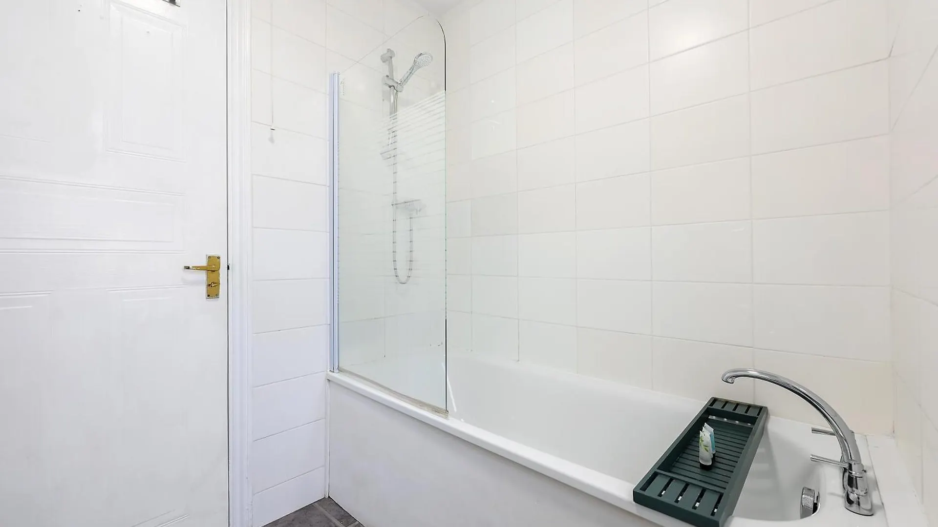 Kirkwall Apartment: Cozy 1-Bedroom with Wi-Fi by Maison Christo London 0*,